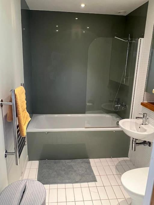 Stunning 2 Bed Flat! Centrally Located In London, Uk! Экстерьер фото