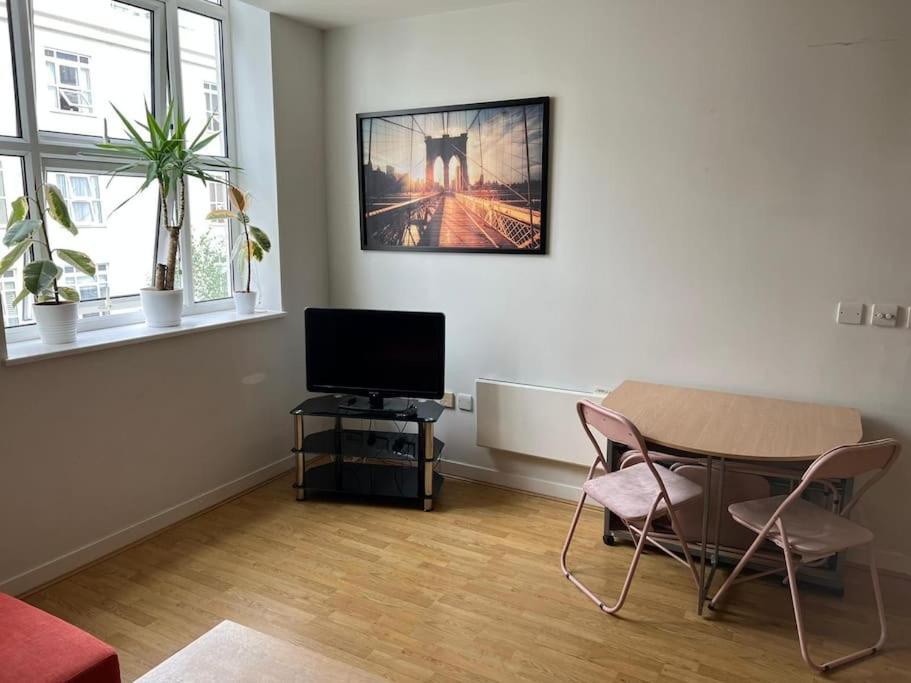 Stunning 2 Bed Flat! Centrally Located In London, Uk! Экстерьер фото